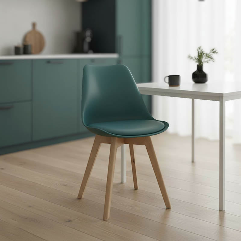 Модерна скандинавска трпезариска и лоунџ столица Chair Xenly во сина боја со меко PU кожно седиште и цврсти ногарки во природна боја на дрво