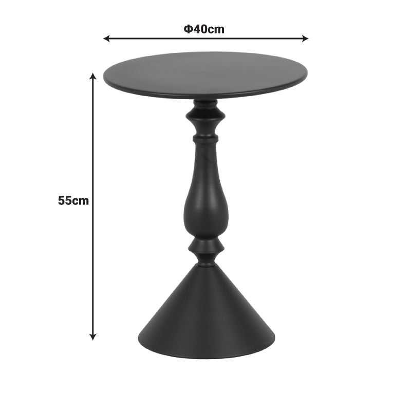 Модерна тркалезна странична масичка Side Table Vedaux изработена од цврст структурен метал во топла земјена теракота боја, со паметна геометриска основа и тенок лоунџ профил
