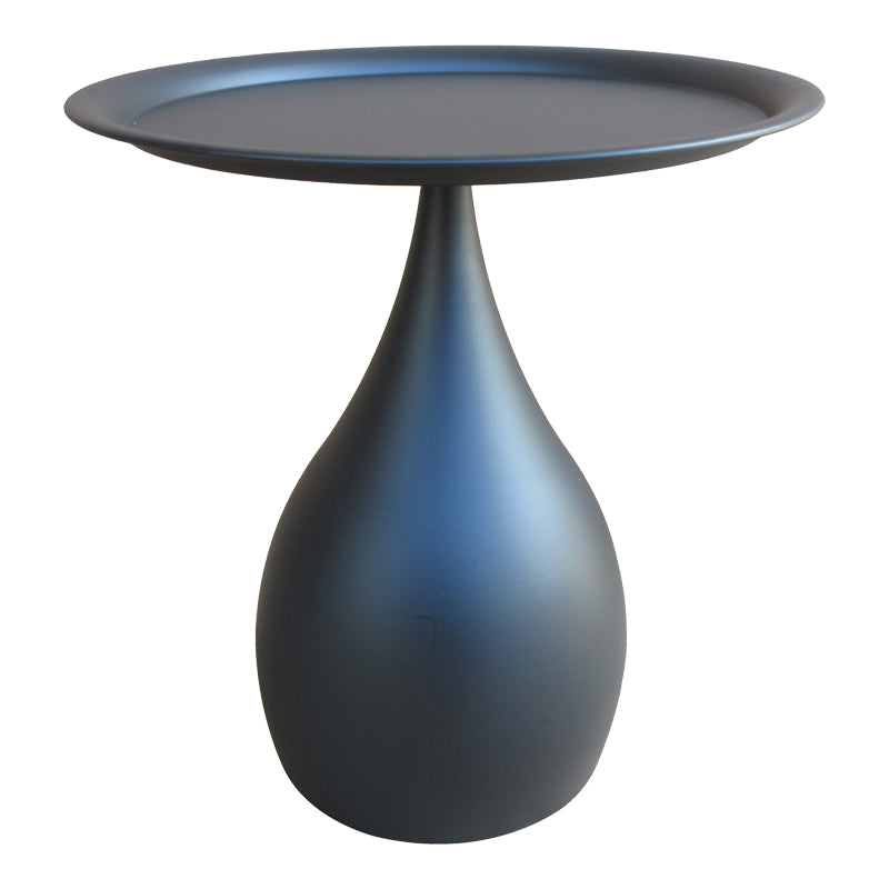 Модерна компактна странична масичка Side Table Vedaum изработена од цврст структурен метал во мат црна боја, со паметна геометриска основа и низок лоунџ профил