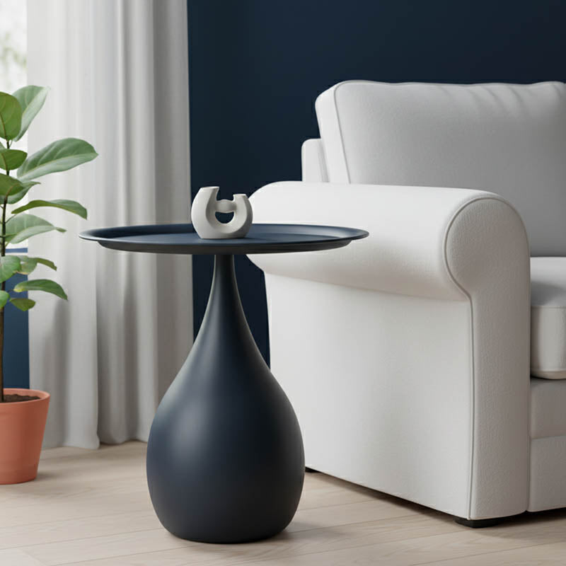 Модерна компактна странична масичка Side Table Vedaum изработена од цврст структурен метал во мат црна боја, со паметна геометриска основа и низок лоунџ профил