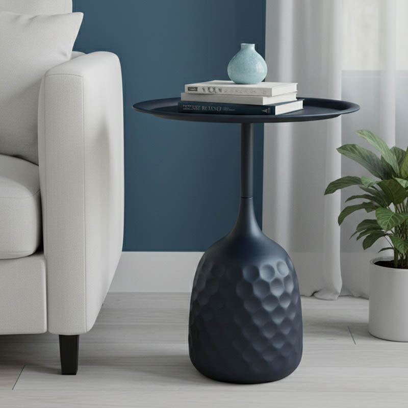 Модерна висока странична масичка Side Table Vedate изработена од цврст структурен метал во мат црна боја, со паметна геометриска основа и тенок лоунџ профил