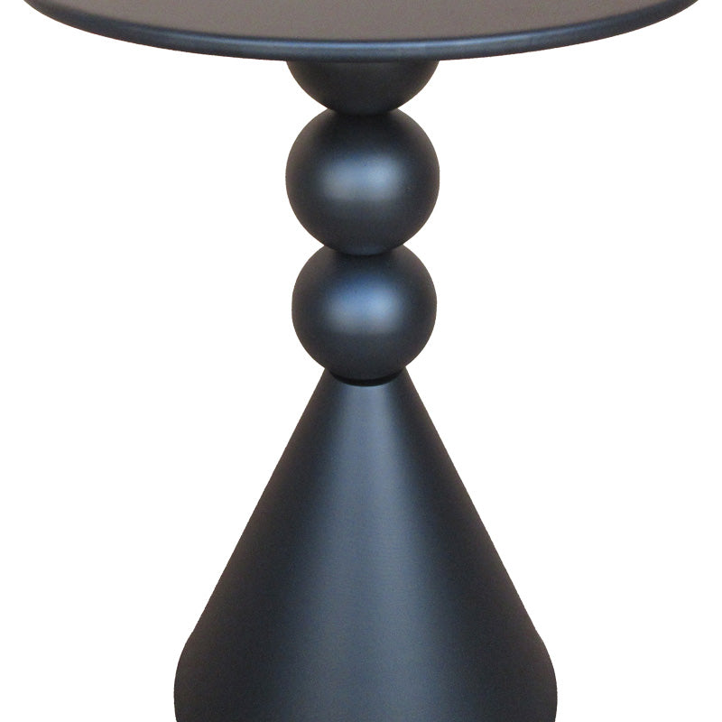 Модерна висока странична масичка Side Table Vedazo изработена од цврст структурен метал во мат црна боја, со паметна геометриска основа и тенок лоунџ профил
