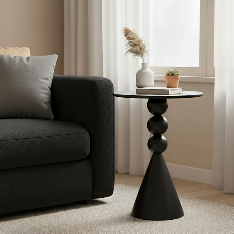 Модерна висока странична масичка Side Table Vedazo изработена од цврст структурен метал во мат црна боја, со паметна геометриска основа и тенок лоунџ профил