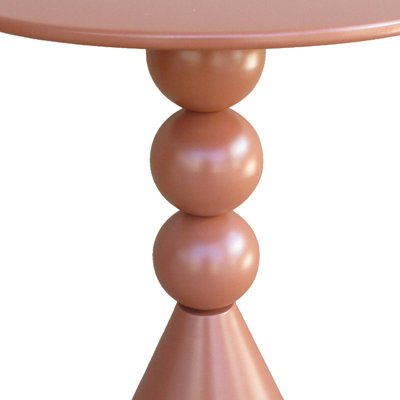 Модерна висока странична масичка Side Table Vedasa изработена од цврст структурен метал во топла земјена теракота боја, со паметна геометриска основа и тенок лоунџ профил