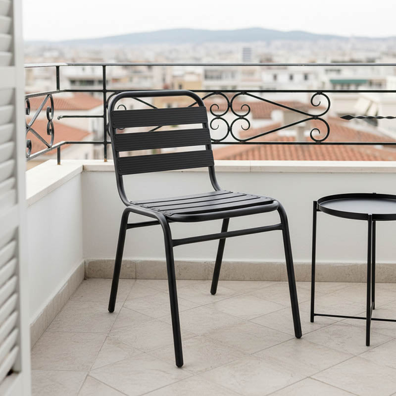 Модерно, естетско и уникатно лоунџ столче Chair Kadic со stackable функција, изработено од зајакнат црн метал и ергономско седиште од алуминиумски летви