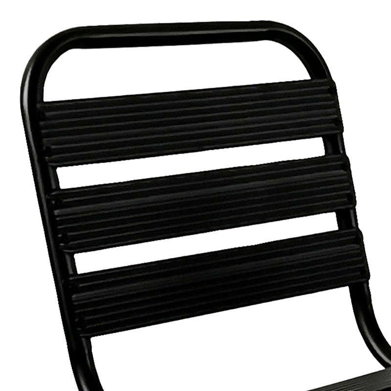 Модерно, естетско и уникатно лоунџ столче Chair Kadic со stackable функција, изработено од зајакнат црн метал и ергономско седиште од алуминиумски летви