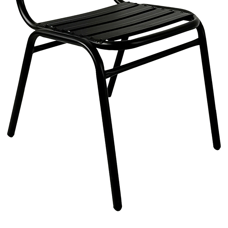 Модерно, естетско и уникатно лоунџ столче Chair Kadic со stackable функција, изработено од зајакнат црн метал и ергономско седиште од алуминиумски летви
