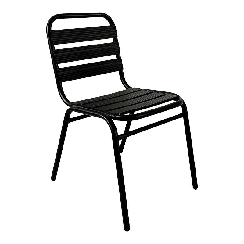 Модерно, естетско и уникатно лоунџ столче Chair Kadic со stackable функција, изработено од зајакнат црн метал и ергономско седиште од алуминиумски летви