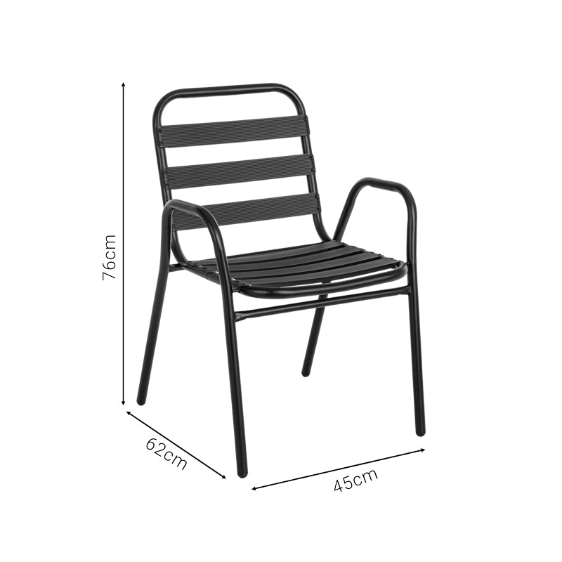 Модерна, естетска и уникатна лоунџ фотелја Armchair Kai со stackable функција, изработена од зајакнат црн метал, со интегрирани ракофати и седиште од алуминиумски летви