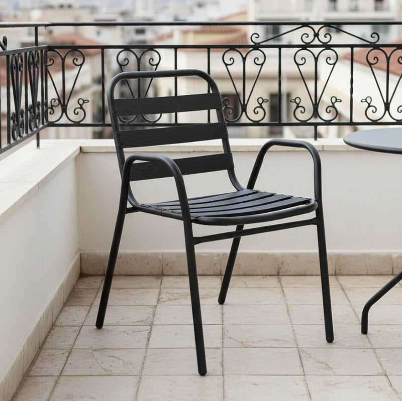 Модерна, естетска и уникатна лоунџ фотелја Armchair Kai со stackable функција, изработена од зајакнат црн метал, со интегрирани ракофати и седиште од алуминиумски летви