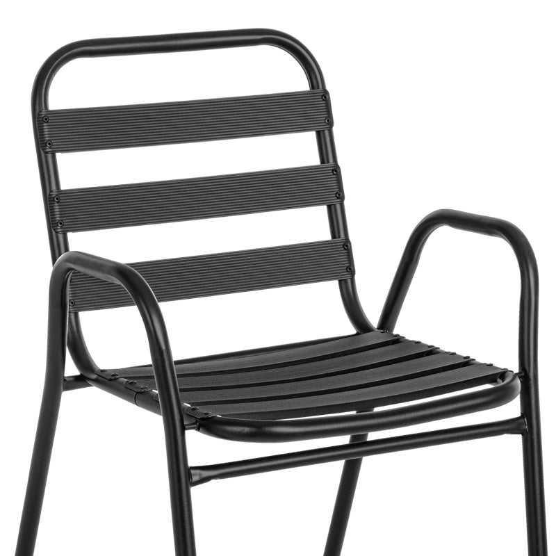 Модерна, естетска и уникатна лоунџ фотелја Armchair Kai со stackable функција, изработена од зајакнат црн метал, со интегрирани ракофати и седиште од алуминиумски летви