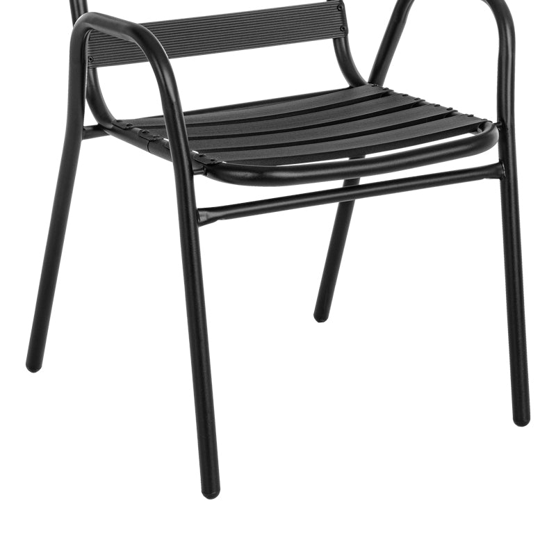 Модерна, естетска и уникатна лоунџ фотелја Armchair Kai со stackable функција, изработена од зајакнат црн метал, со интегрирани ракофати и седиште од алуминиумски летви