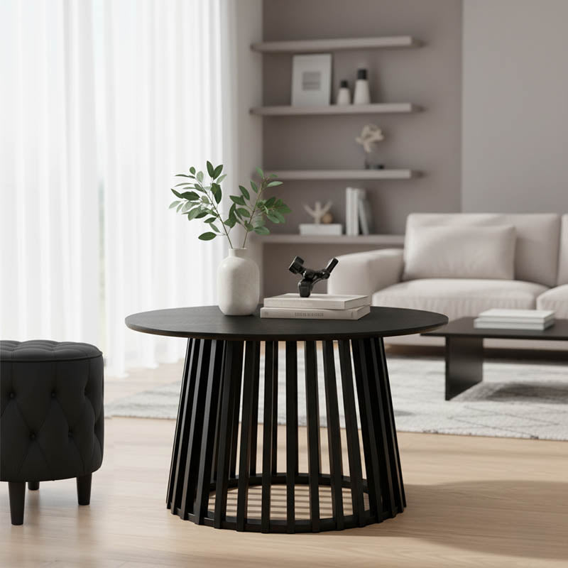 Модерна минималистичка клуб маса за кафе Coffee Table Wedgeic со кружна плоча од зајакнат мат црн медијапан и ниска, стабилна геометриска лоунџ основа