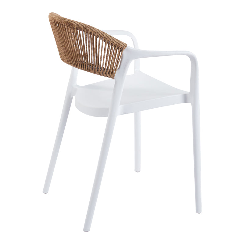 Модерна лоунџ фотелја Stackable Armchair Vedaly во чиста бела боја со ергономски потпирач во природен натур PE ратан декор и стакабилна структура што штеди простор