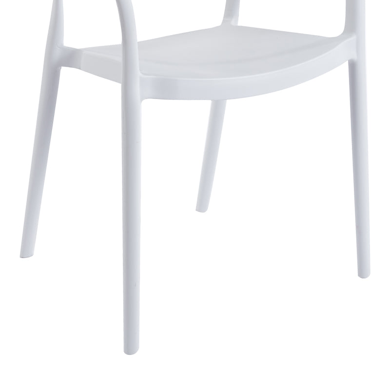 Модерна лоунџ фотелја Stackable Armchair Vedaly во чиста бела боја со ергономски потпирач во природен натур PE ратан декор и стакабилна структура што штеди простор