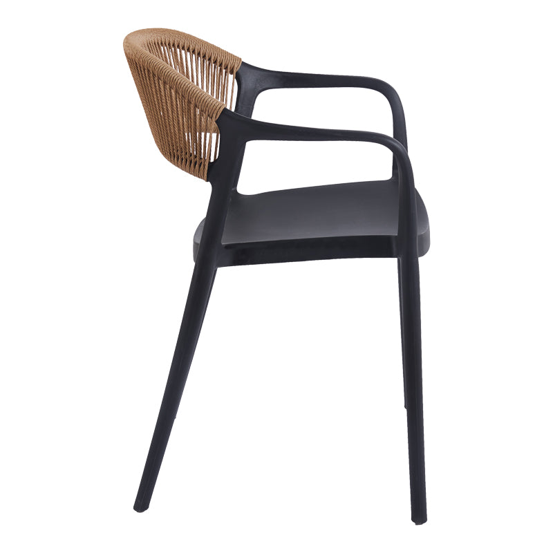 Модерна лоунџ фотелја Stackable Armchair Vedane во длабока мат црна боја со ергономски потпирач во природен натур PE ратан декор и стакабилна структура што штеди простор