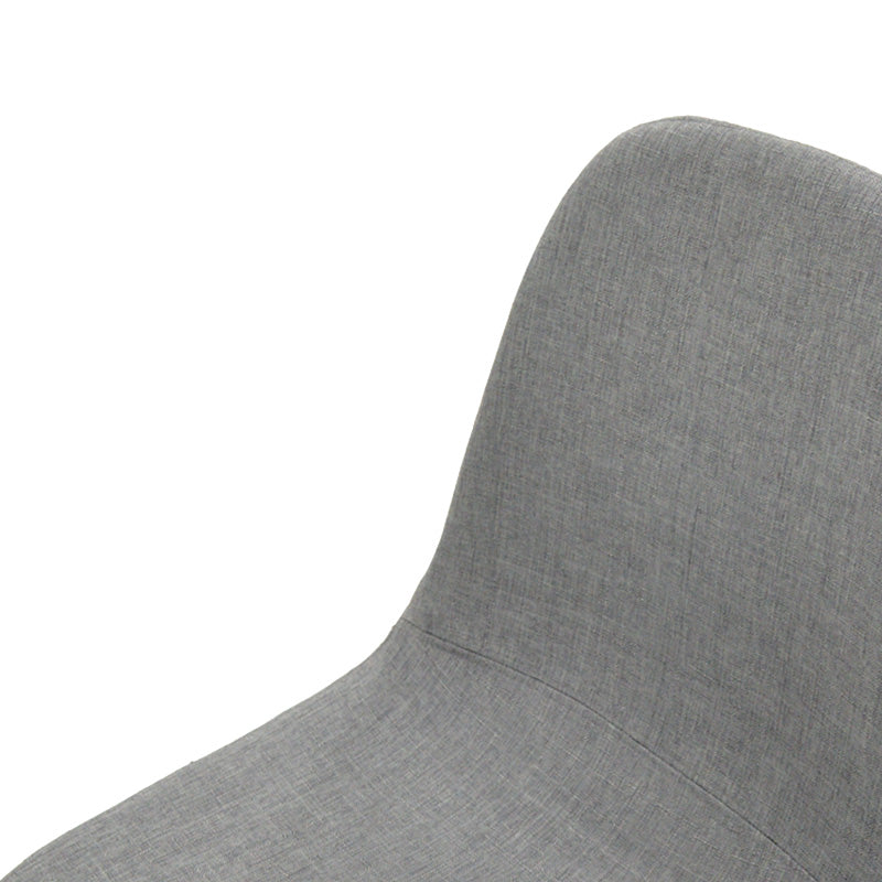 Модерен трпезариски лоунџ стол Dining Chair Winic обложен со густ неутрален сив текстил, поддржан со цврсти метални ногарки во мат црна боја