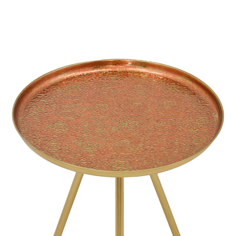 Модерна, естетска и уникатна тркалезна помошна масичка Side table Innic со богата бронзено-златна метална површина и скулптурална структура