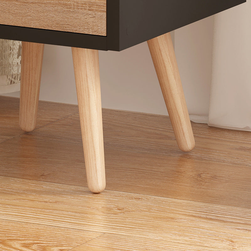 Модерно компактно ноќно ормарче Bedside Table Wedic со коцкаст паметен формат во мат црна рамка и полица со текстура на природен сонома даб