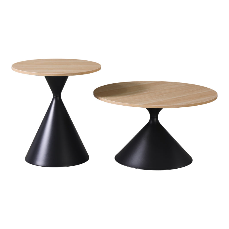Модерен лоунџ сет Coffee Table Vedain од две тркалезни клуб масички со различна висина, со цврсти метални црни бази и горни плочи во природен натур дрво декор