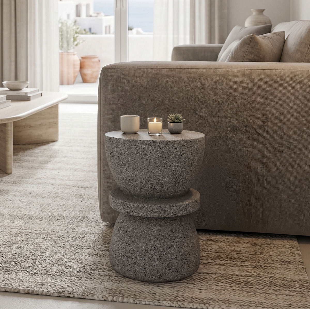 Модерна, естетска и уникатна цилиндрична помошна масичка Side Table Tallo од зајакнат бетон во сива боја со софистицирана монолитна база и мазна мат текстура