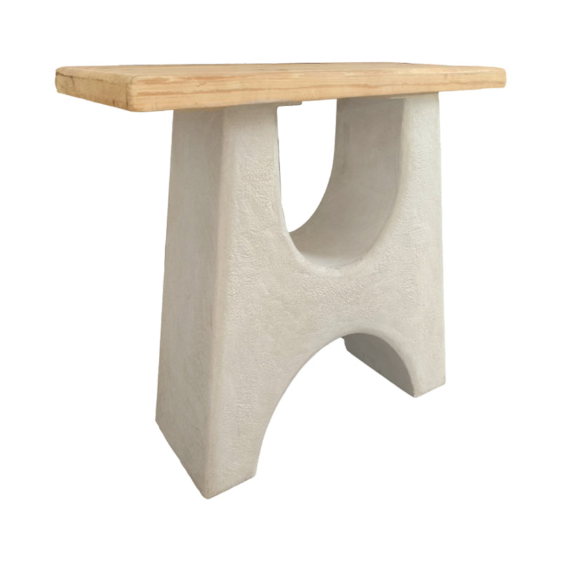 Модерна, естетска и уникатна конзолна маса Console Table Rhoic со горна површина во природна нијанса на дрво и зајакната естетска шасија во екри боја