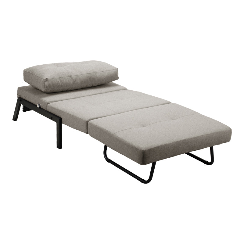 Модерна, естетска и уникатна лоунџ фотелја на расклопување Armchair-Bed Sapic обложена со премиум беж ткаенина, зајакната паметна шасија и стабилни црни метални ногарки