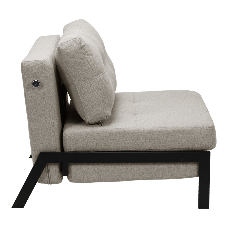 Модерна, естетска и уникатна лоунџ фотелја на расклопување Armchair-Bed Sapic обложена со премиум беж ткаенина, зајакната паметна шасија и стабилни црни метални ногарки