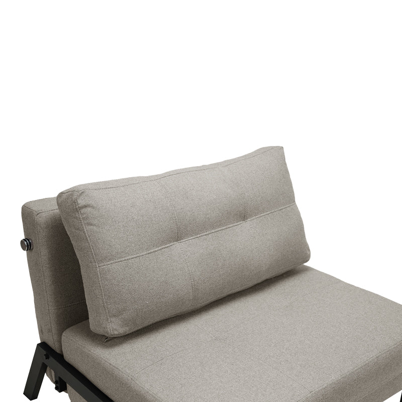 Модерна, естетска и уникатна лоунџ фотелја на расклопување Armchair-Bed Sapic обложена со премиум беж ткаенина, зајакната паметна шасија и стабилни црни метални ногарки