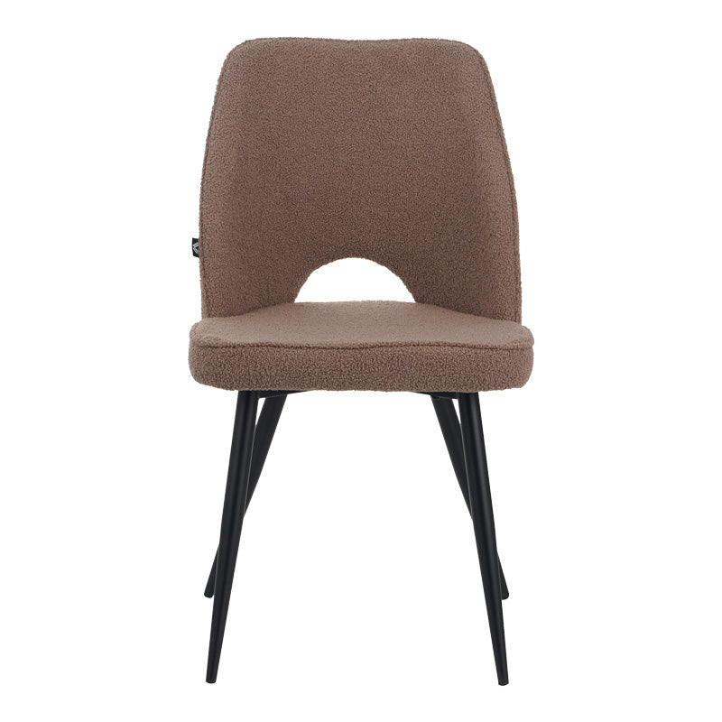 Модерна тапацирана лоунџ трпезариска столица Chair Xenin изработена од луксузно меко капучино букле со стабилни мат црни метални ногарки
