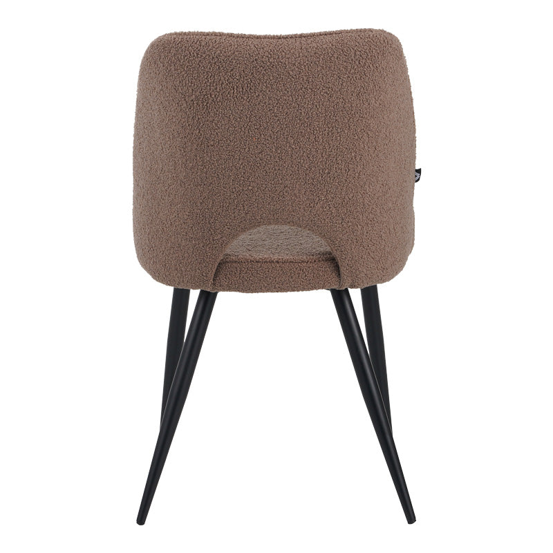 Модерна тапацирана лоунџ трпезариска столица Chair Xenin изработена од луксузно меко капучино букле со стабилни мат црни метални ногарки