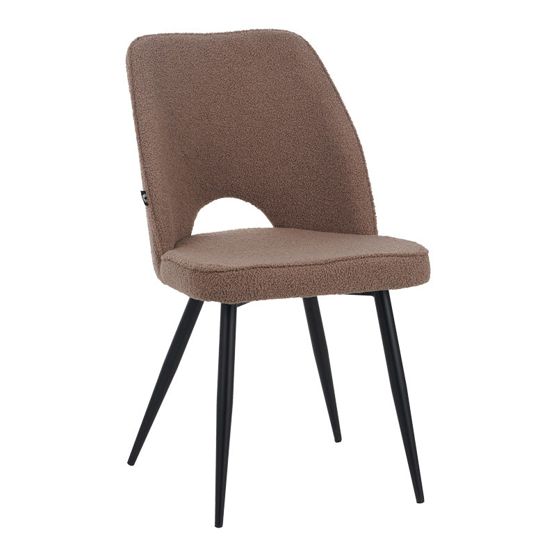 Модерна тапацирана лоунџ трпезариска столица Chair Xenin изработена од луксузно меко капучино букле со стабилни мат црни метални ногарки