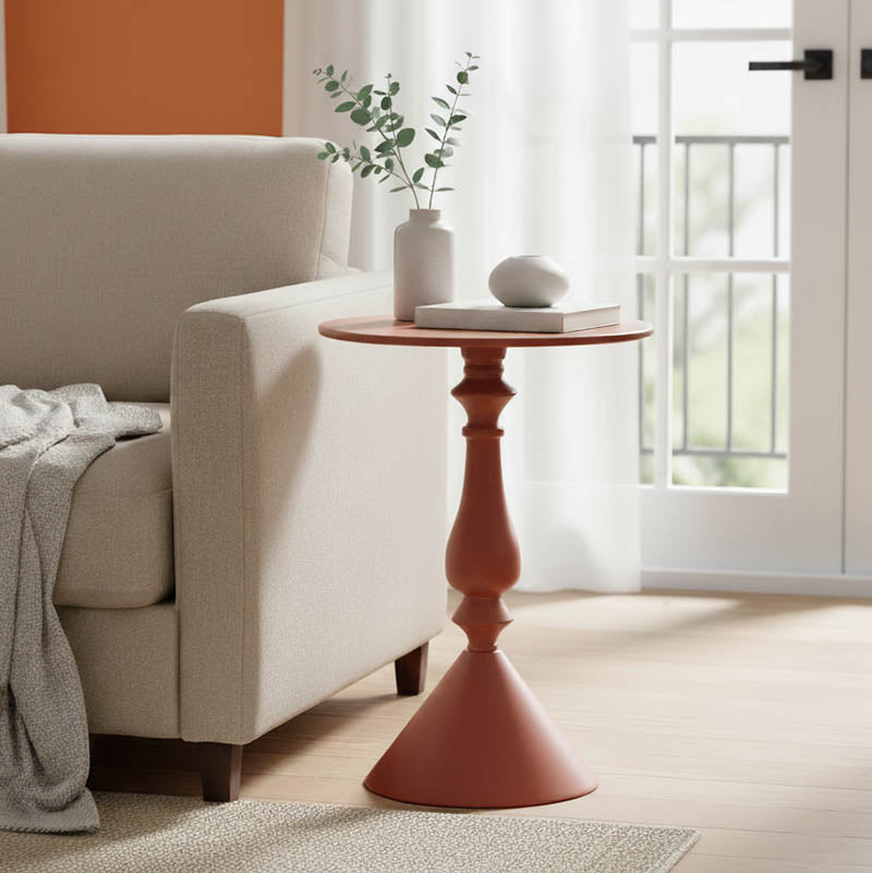 Модерна тркалезна странична масичка Side Table Vedaux изработена од цврст структурен метал во топла земјена теракота боја, со паметна геометриска основа и тенок лоунџ профил