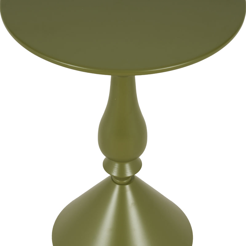 Модерна тркалезна странична масичка Side Table Vedaun изработена од цврст структурен метал во смирувачка маслинесто зелена боја, со паметна геометриска основа и тенок лоунџ профил