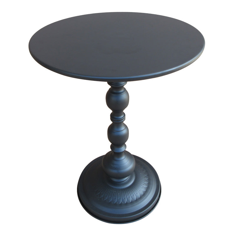 Модерна тркалезна странична масичка Side Table Vedax изработена од цврст структурен метал во мат црна боја, со паметна геометриска основа и тенок лоунџ профил