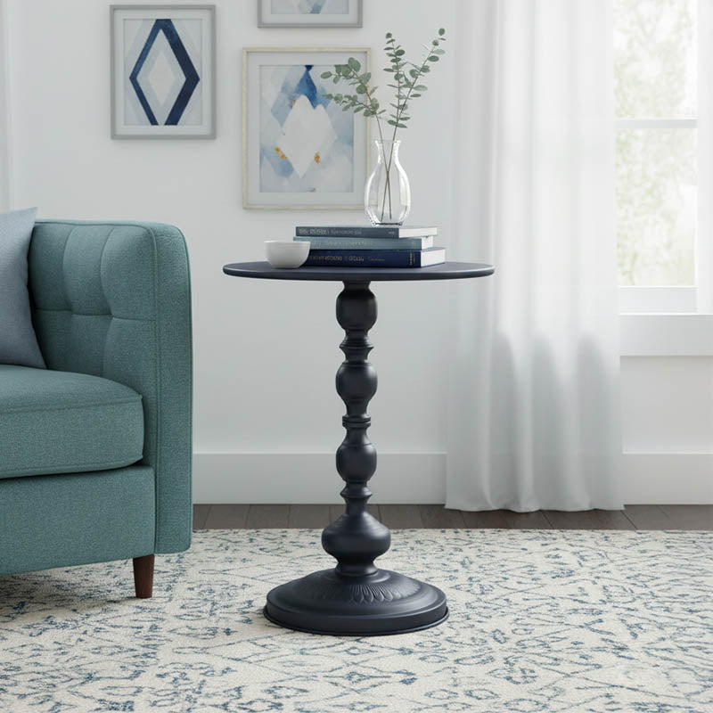 Модерна тркалезна странична масичка Side Table Vedax изработена од цврст структурен метал во мат црна боја, со паметна геометриска основа и тенок лоунџ профил
