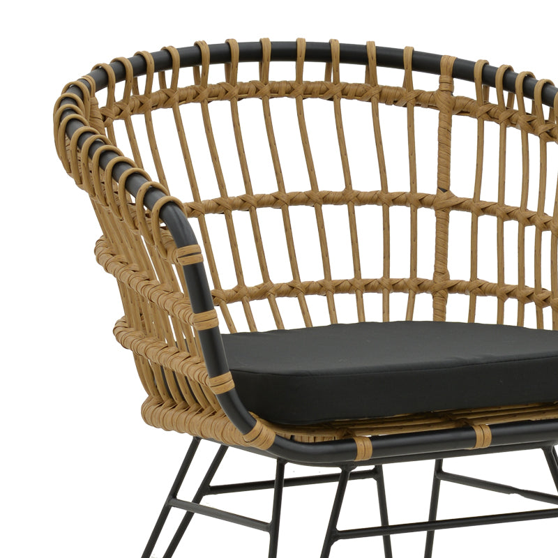 Голем модерен трпезариски сет Edgein со правоаголна стаклена маса, црна метална конструкција и шест рачно изработени столови од природен ратан