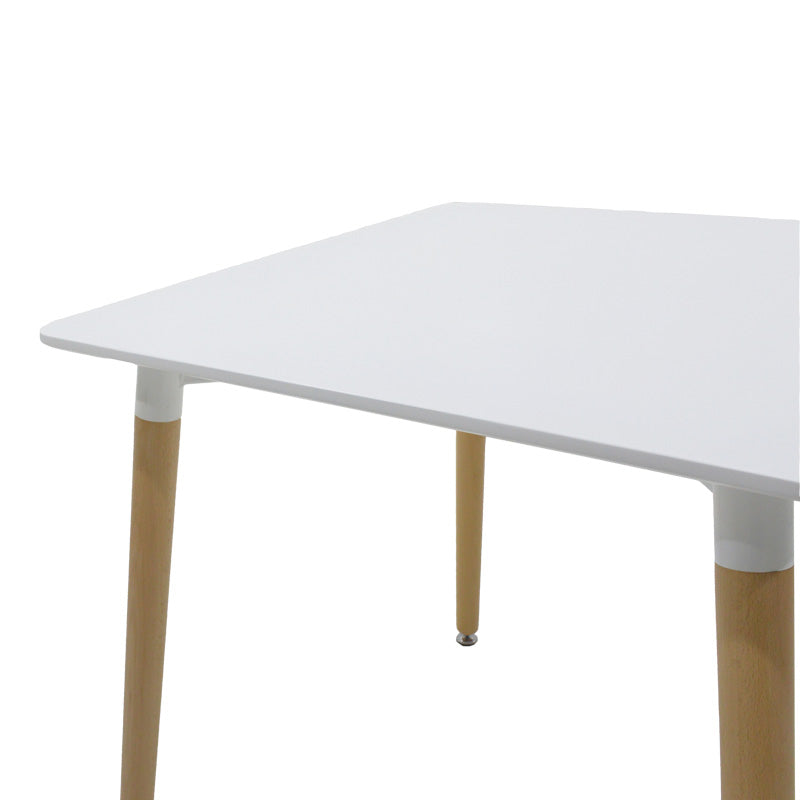 Модерен минималистички трпезариски сет Dining Room Set со квадратна бела маса врз стабилна конструкција и четири ергономски бели Vedaas лоунџ столици во скандинавски стил