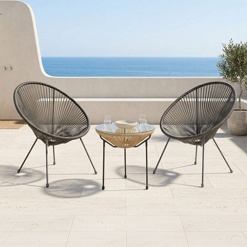 Модерен и луксузен 3-делен градинарски сет Outdoor Lounge Chair Set Umber кој вклучува две удобни лоунџ фотелји од натур PE ратан и компактна тркалезна масичка врз стабилни црни метални ногарки