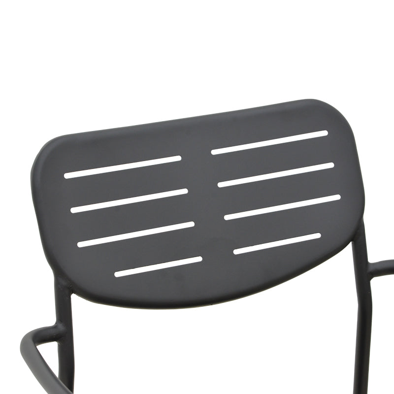 Елегантна црна метална фотелја Stackable Armchair Umberim со ергономски наслони за раце, чисти индустриски линии и функција за паметно редење една во друга