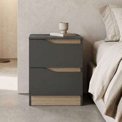 Модерна, естетска и уникатна ноќна маса Bedside Table Rhodes во темна антрацит боја со детали во природна сонома нијанса и стабилна паметна архитектура