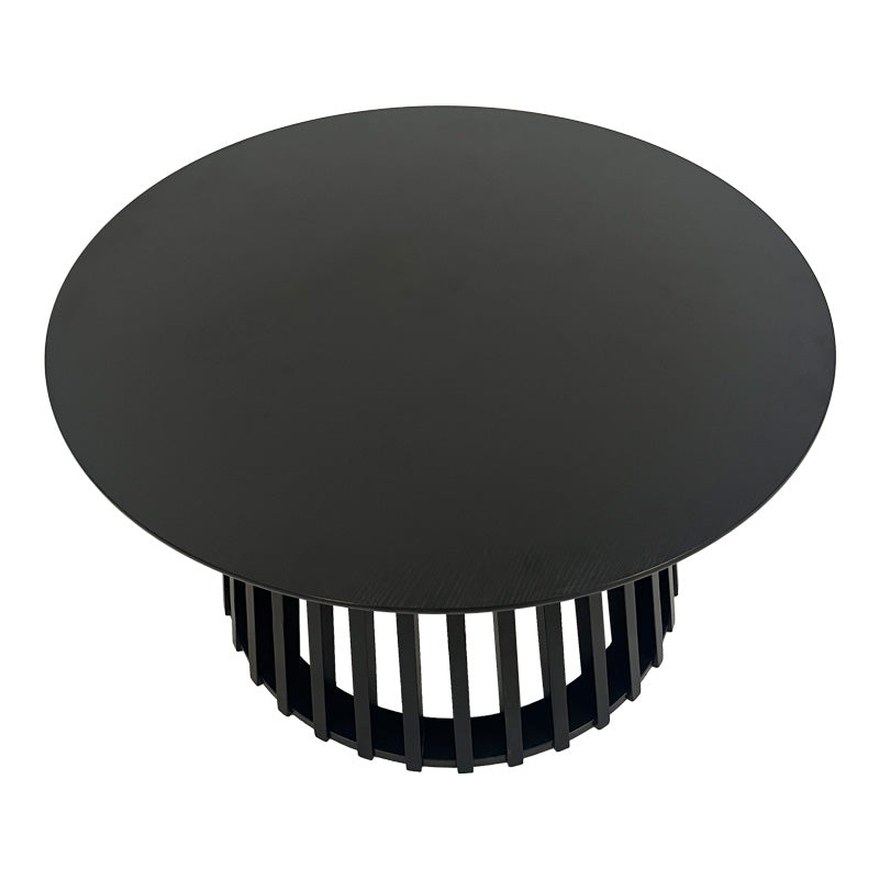 Модерна минималистичка клуб маса за кафе Coffee Table Wedgeic со кружна плоча од зајакнат мат црн медијапан и ниска, стабилна геометриска лоунџ основа