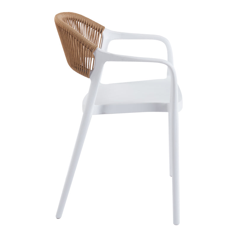Модерна лоунџ фотелја Stackable Armchair Vedaly во чиста бела боја со ергономски потпирач во природен натур PE ратан декор и стакабилна структура што штеди простор
