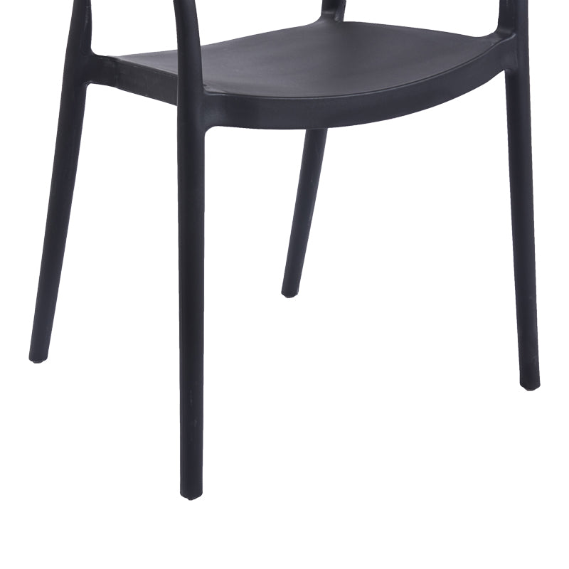 Модерна лоунџ фотелја Stackable Armchair Vedane во длабока мат црна боја со ергономски потпирач во природен натур PE ратан декор и стакабилна структура што штеди простор