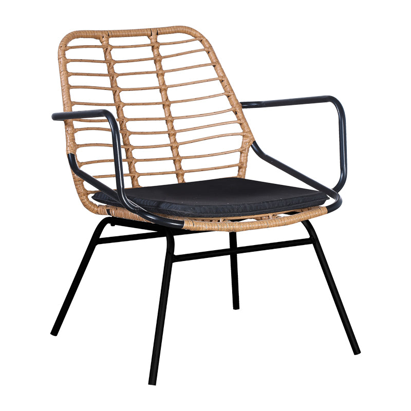 Модерна, естетска и уникатна градинарска фотелја Garden armchair Jaxonic од плетен PE ратан во природна боја, со придружно меко црно перниче и цврсти црни метални ногарки