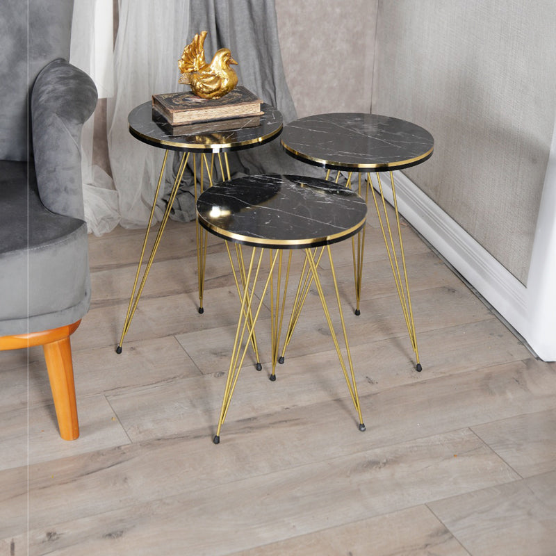 Модерен, естетски и уникатен сет од три клуб масички Side tables Kemp со горна плоча во луксузен декор на црн мермер со бели вени и сјајни златни метални ногарки