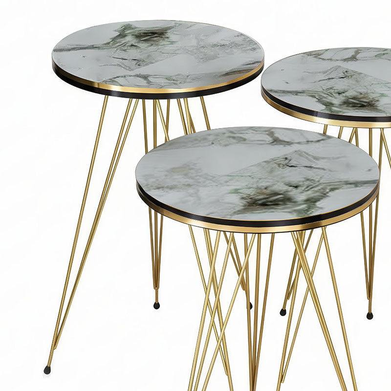 Модерен, естетски и уникатен сет од три клуб масички Side tables Larar со горна плоча во луксузен бело-беж мермерен декор и сјајни златни метални ногарки