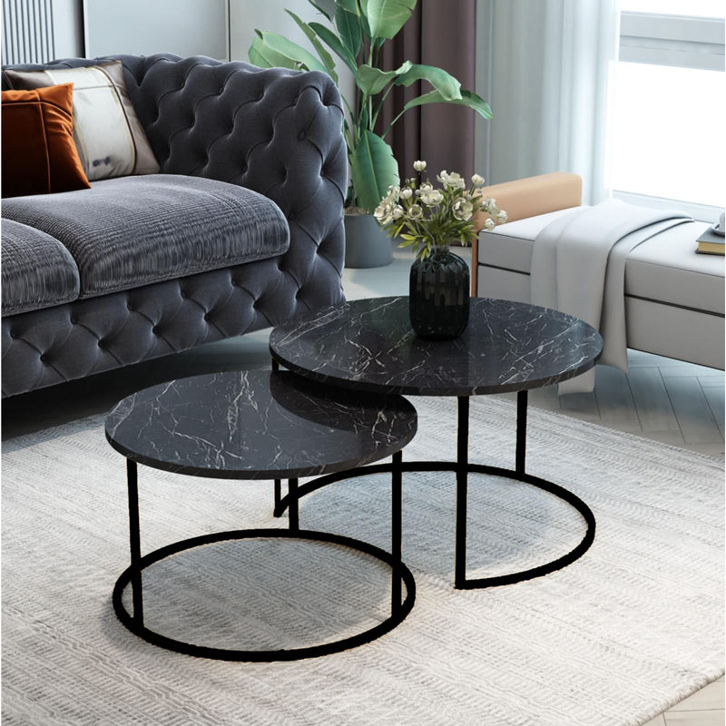 Модерен, естетски и уникатен сет од две клуб масички Coffee tables Kemic со горна плоча во црн мермерен декор и геометриски црни метални ногарки