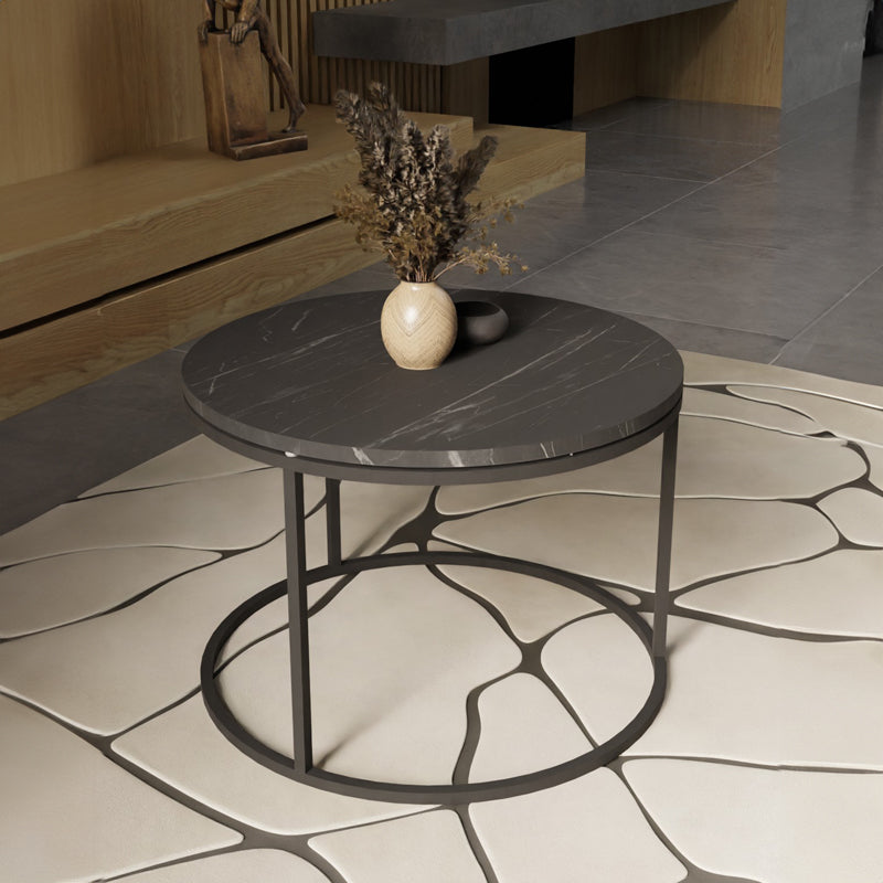 Модерна, естетска и уникатна тркалезна клуб маса Coffee table Larex со горна плоча во раскошен декор на црн мермер и стабилна црна метална база