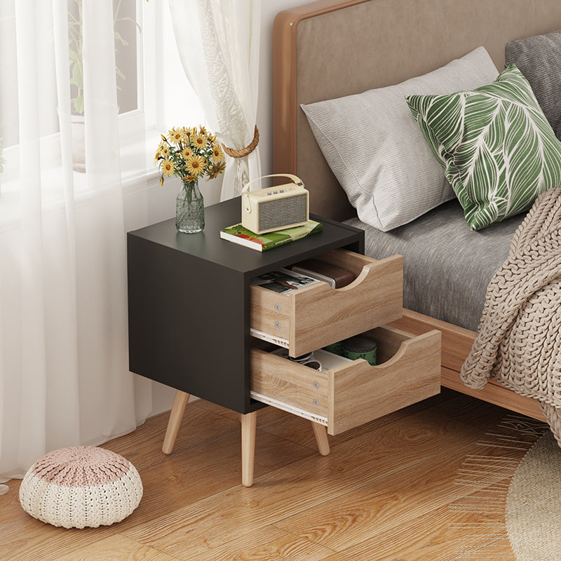 Модерно компактно ноќно ормарче Bedside Table Wedic со коцкаст паметен формат во мат црна рамка и полица со текстура на природен сонома даб